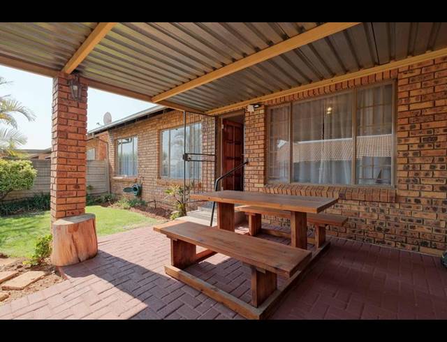 2 BEDROOM TOWNHOUSE FOR SALE IN ROOIHUISKRAAL NORTH